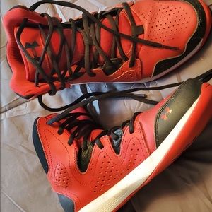 Youth basketball shoes